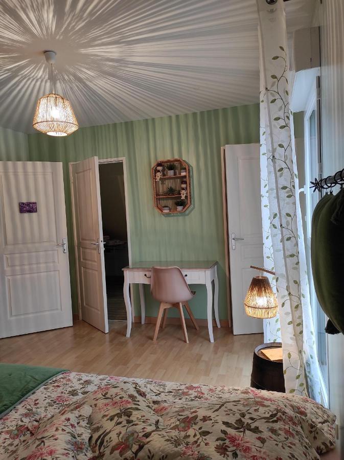Hotel Le Logis Du Livier Saint-Georges-sur-Layon Habitación foto