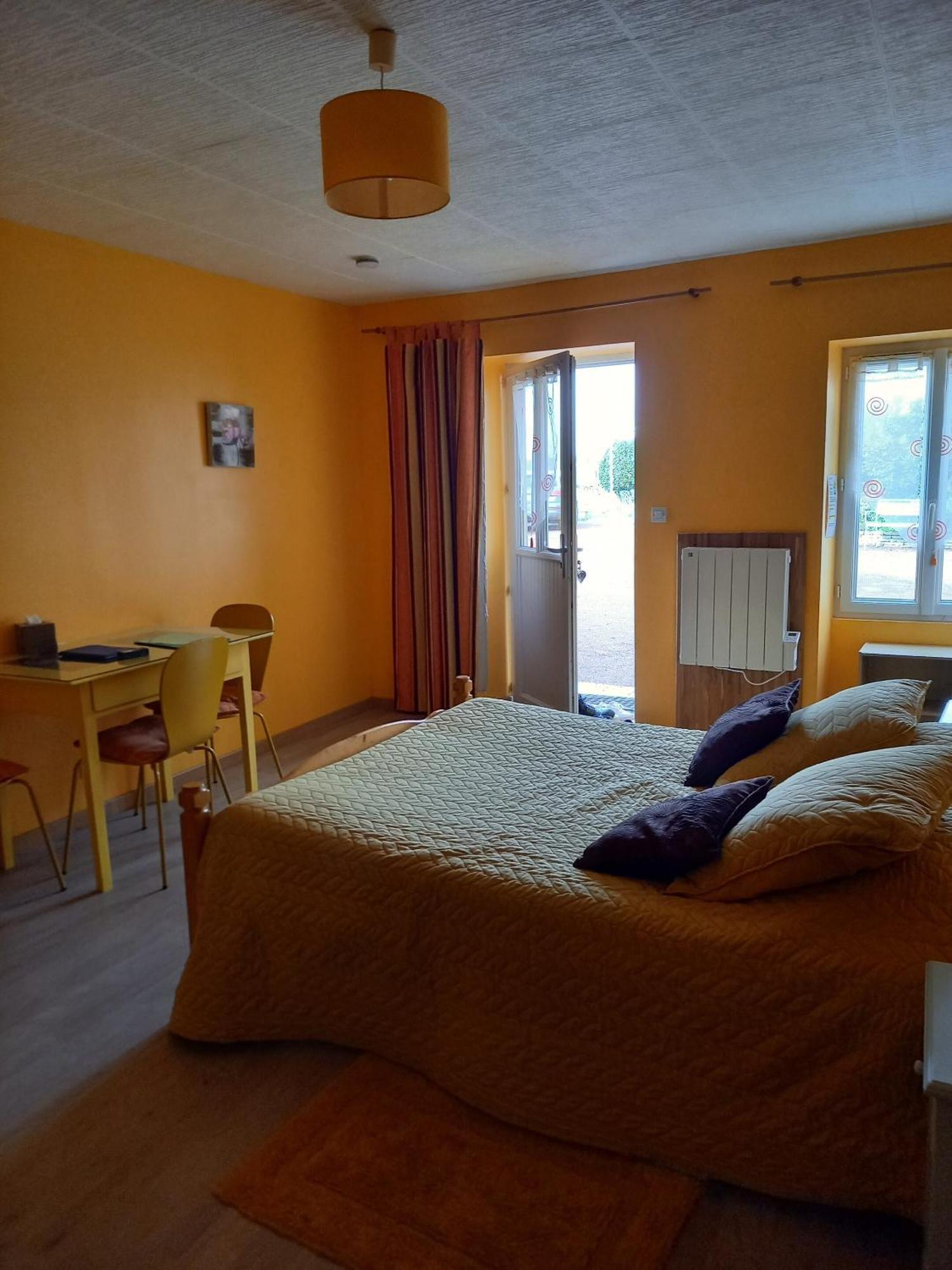Hotel Le Logis Du Livier Saint-Georges-sur-Layon Habitación foto