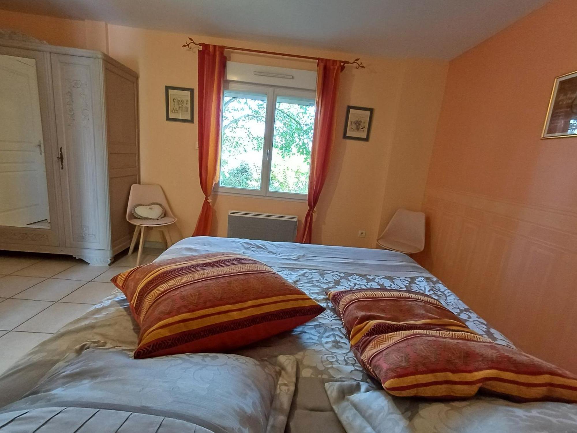 Hotel Le Logis Du Livier Saint-Georges-sur-Layon Habitación foto