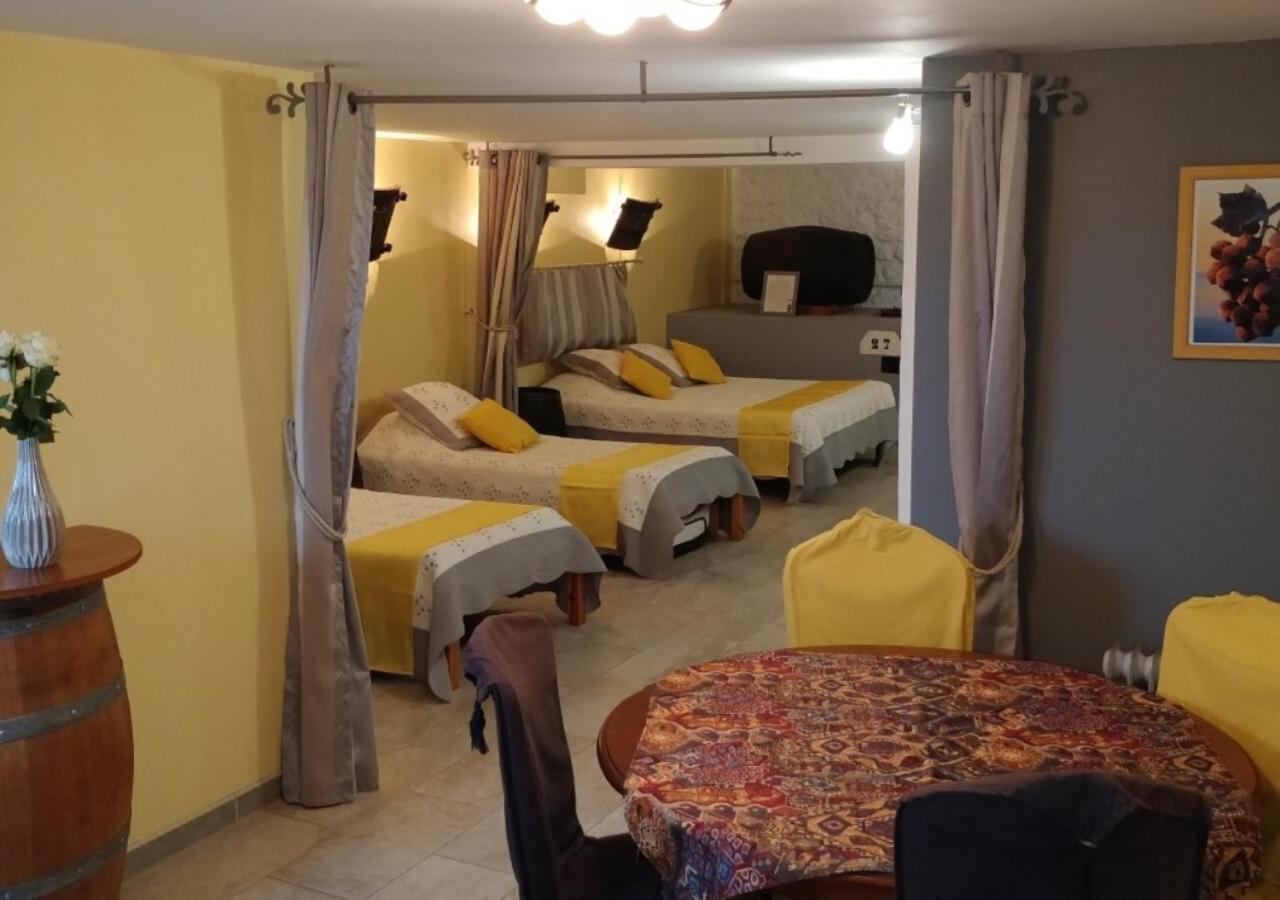 Hotel Le Logis Du Livier Saint-Georges-sur-Layon Habitación foto